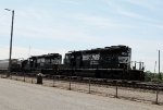 NS 3306 & 3255 brings train P15 to Pomona